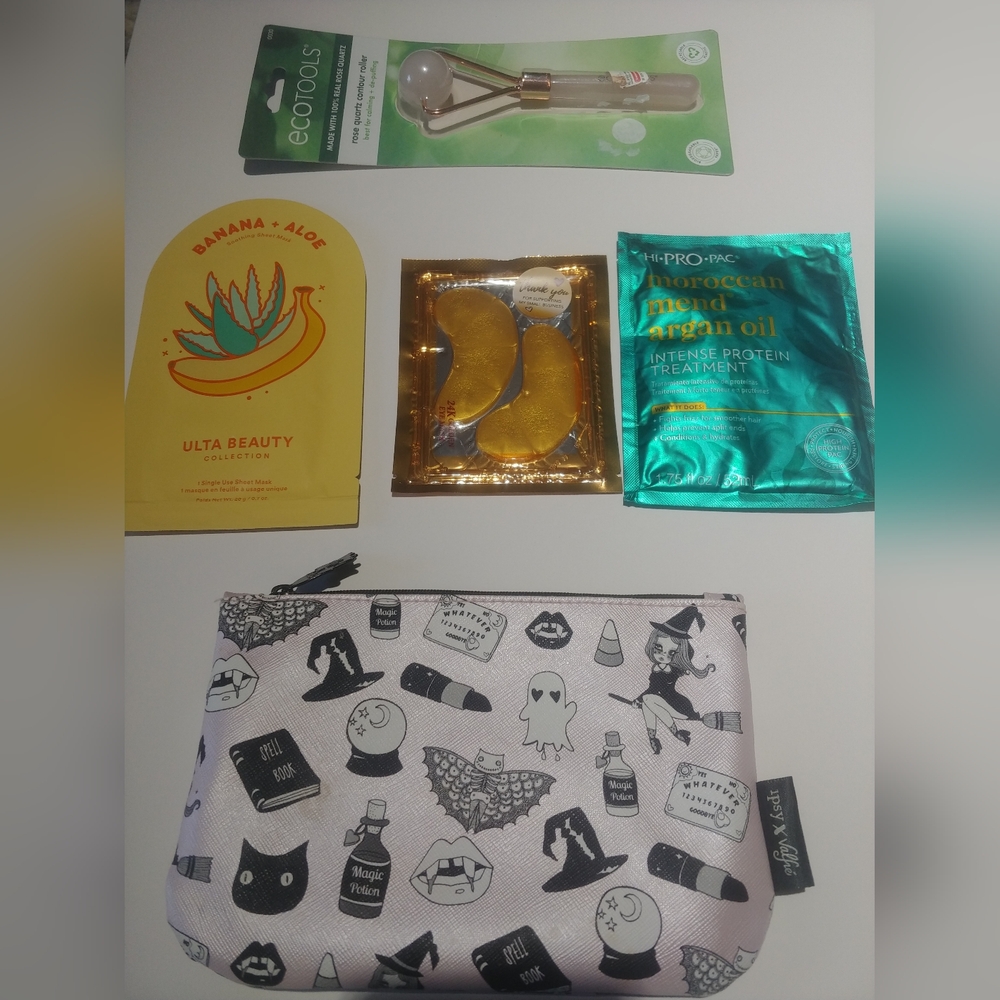 Patterned Cosmetic Pouch with Skincare Set